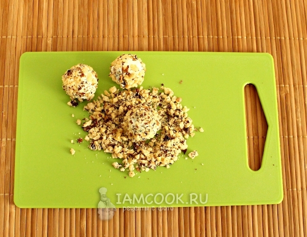 Обвалять шарики в орехах