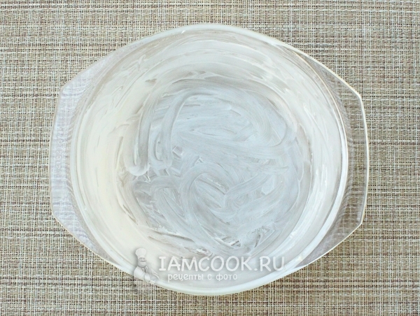 Смазать форму маслом