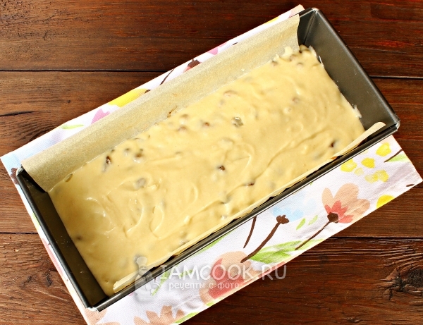 Переложить тесто в форму