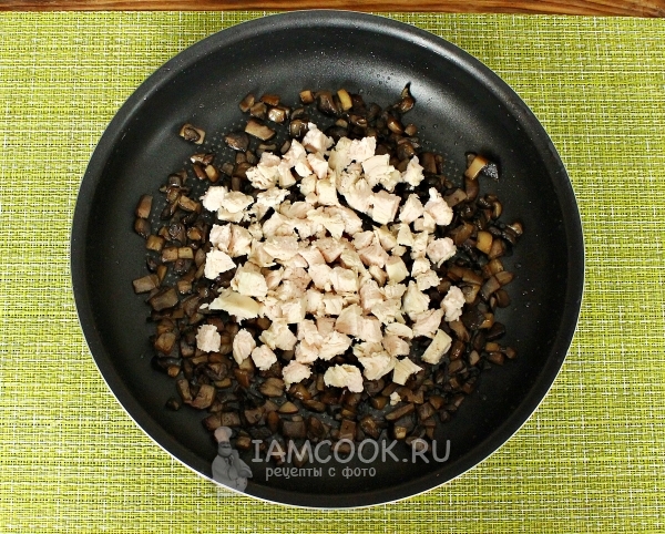 Положить куриное филе