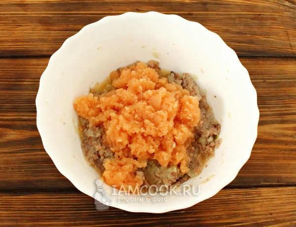 Соединить селедочную массу с манкой