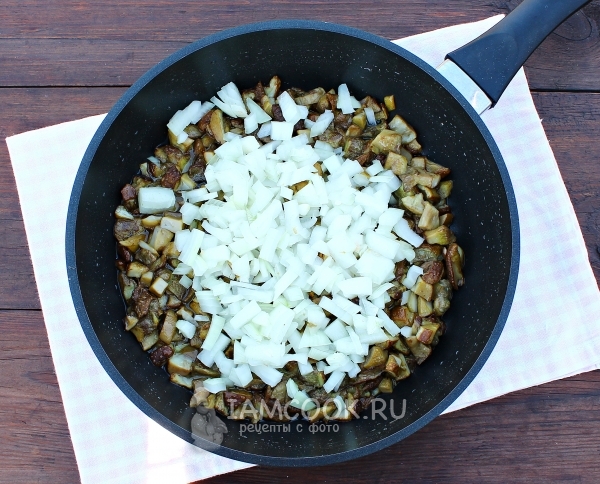 Положить лук к грибам
