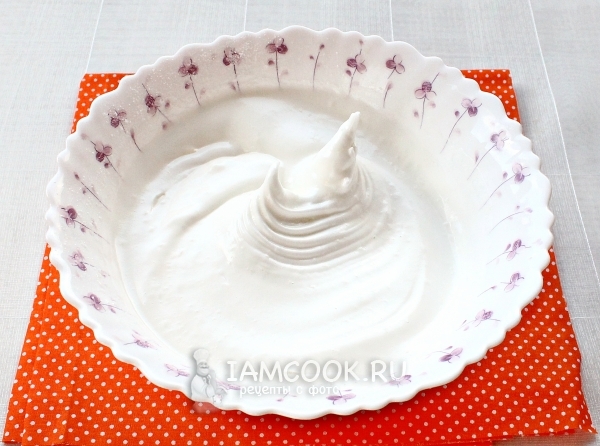 Взбить белки с сахаром