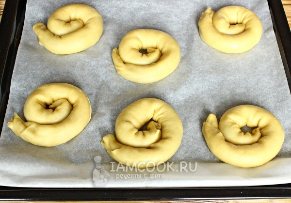 Положить улитки из теста на противень