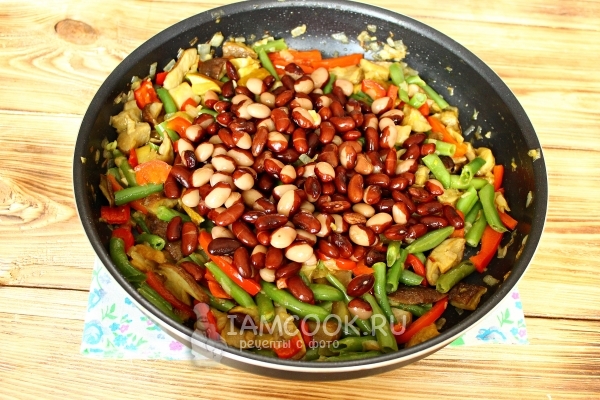 Положить фасоль