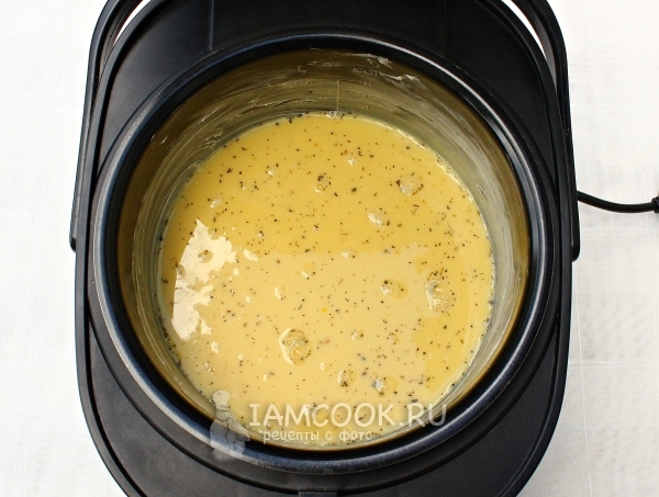 Влить омлетную массу