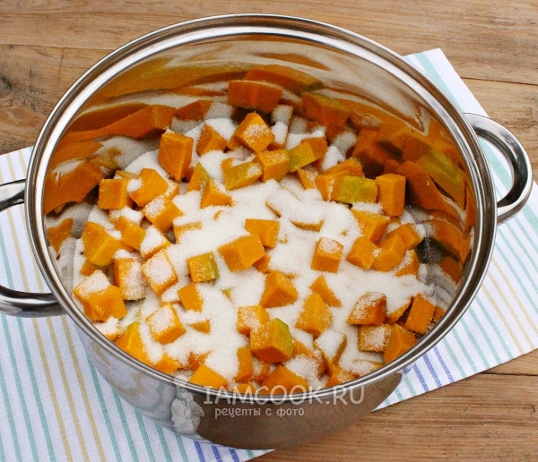 Засыпать тыкву сахаром