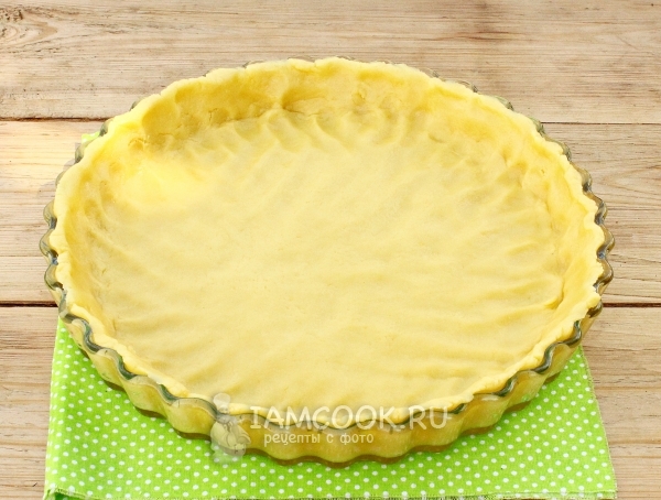 Выложить тесто в форму