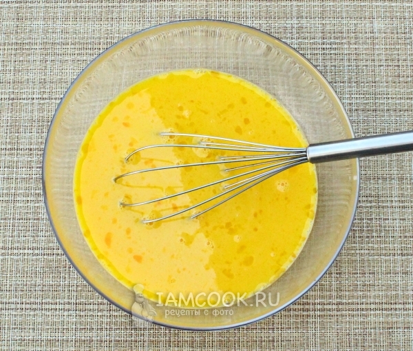 Размешать яйца с молоком