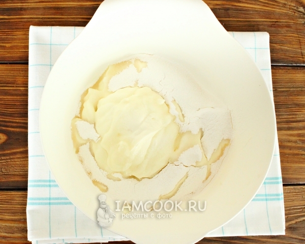 Всыпать сахарную пудру в сметану