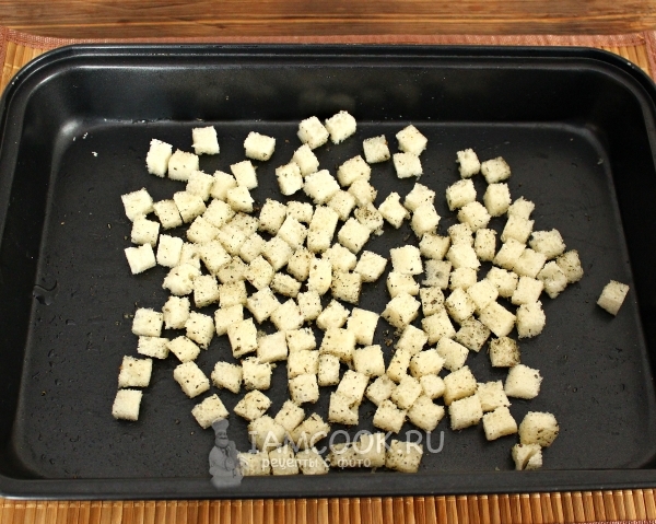 Положить сухарики на противень