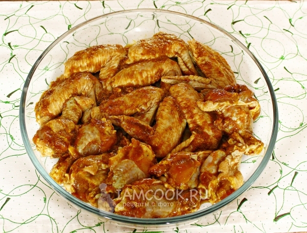 Положить крылышки в форму