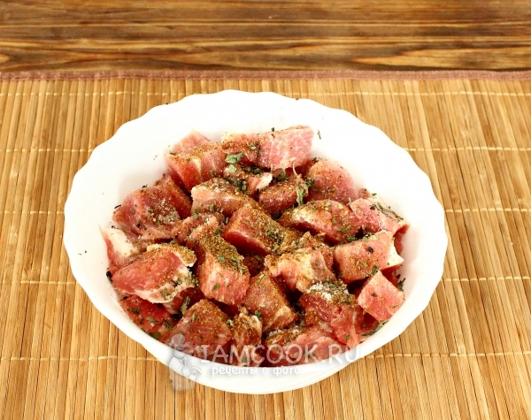 Нарезанная свинина со специями