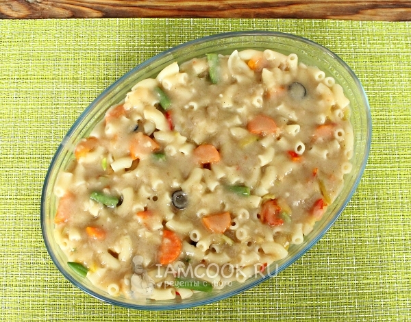 Залить макароны с овощами соусом