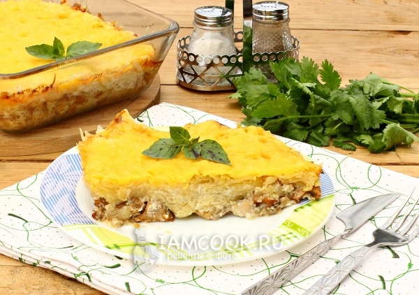 Фото курицы с лисичками, запеченной «под шубой»