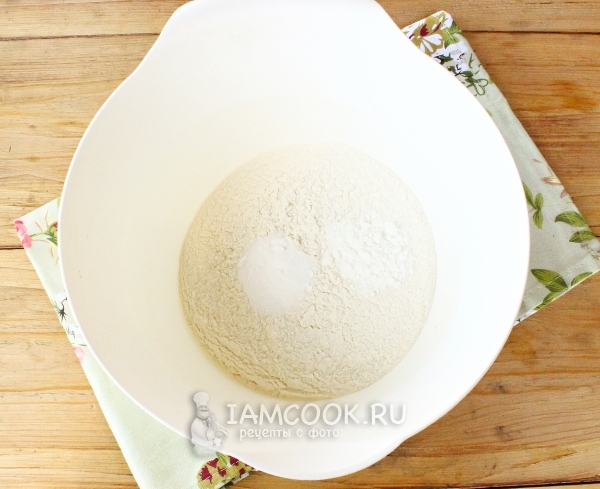 Смешать муку и соду