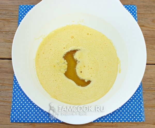 Влить масло