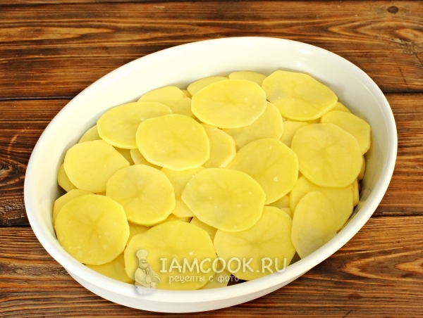 Положить слой картофеля