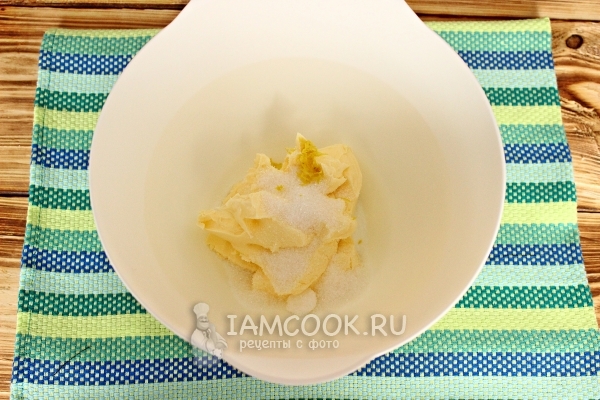 Соединить сахар, масло и цедру