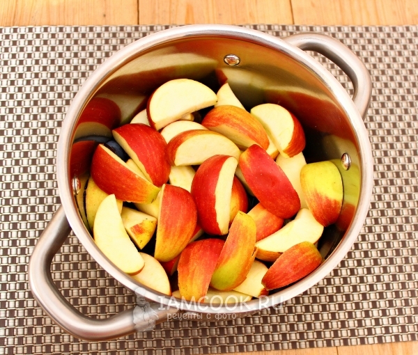 Сливы и яблоки с сахаром в кастрюле