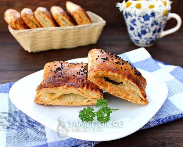 Фото пирожков с грибами из слоеного теста