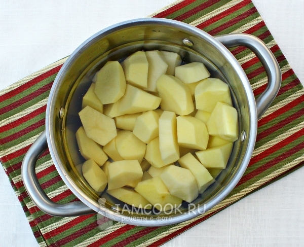 Положить картофель в воду