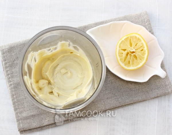 Влить сок лимона