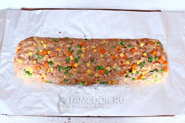 Формируем рулет из фарша