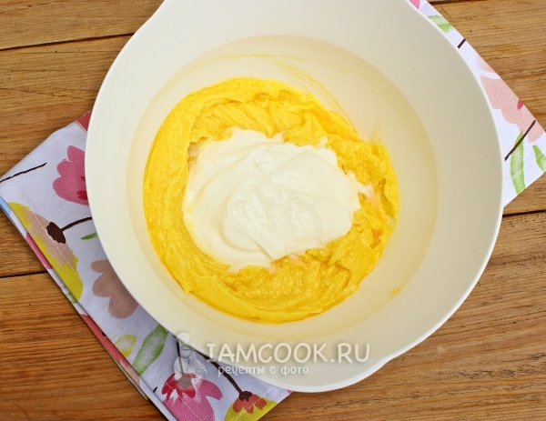 Положить сметану