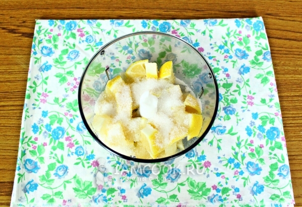 Положить в блендер лимон и сахар