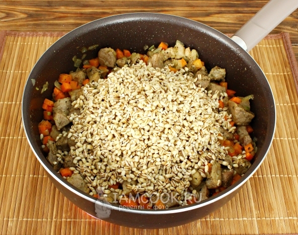 Насыпали в сковороду перловку