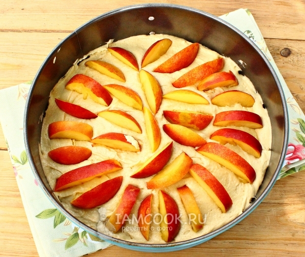 Выложить на тесто нектарины