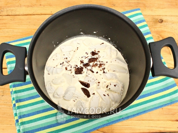 Соединить сливки, зефир и шоколад
