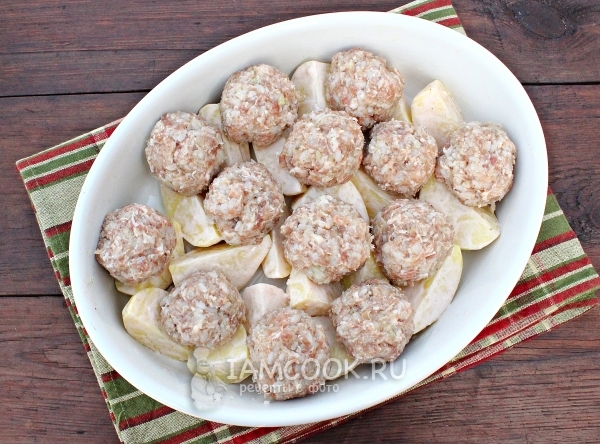 Положить на картофель тефтели