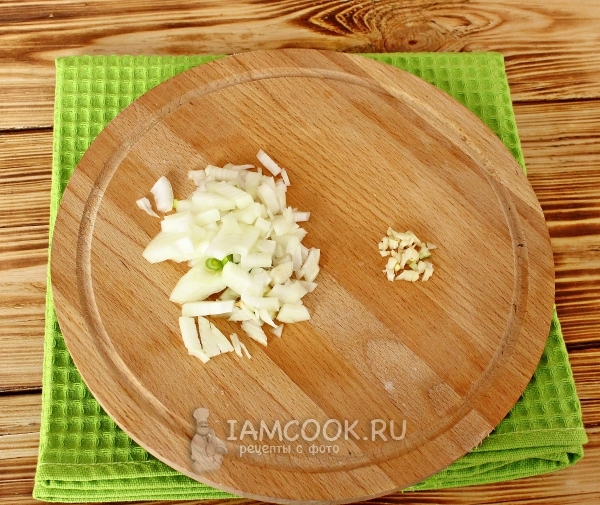 Нарезать лук и чеснок