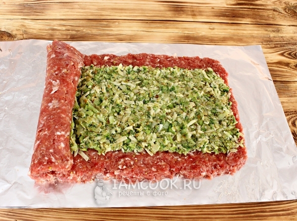 Выложить на фарш начинку