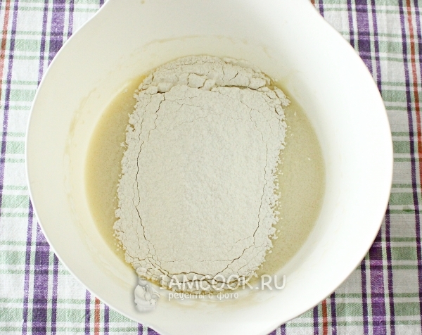 Всыпать муку