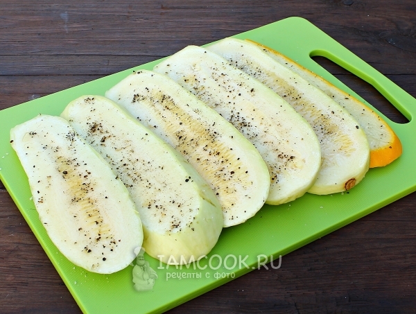 Кабачки посолить и поперчить