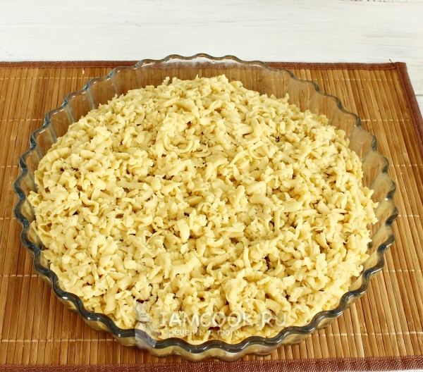 Положить тесто на варенье