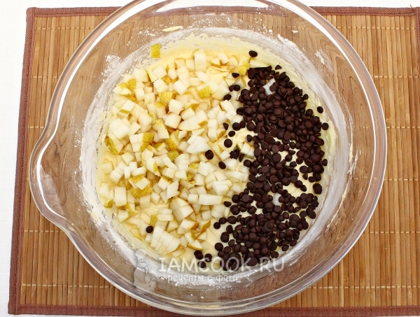 Положить грушу и шоколад