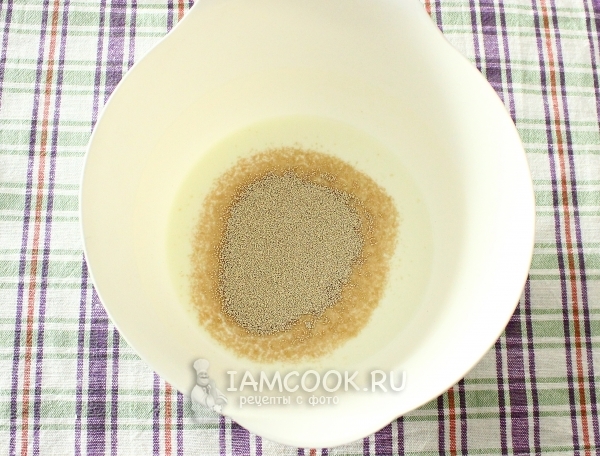 Всыпать в кефир дрожжи и сахар