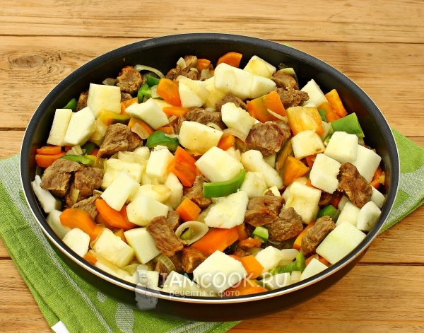 Добавить перец и кабачок