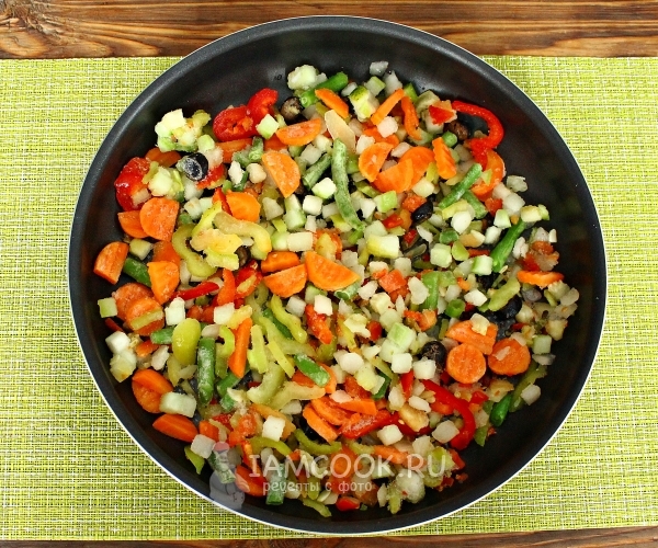 Положить на сковороду овощи