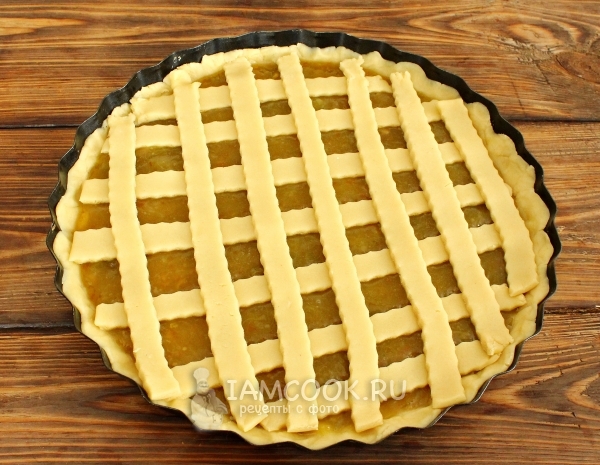 Положить на варенье полоски теста