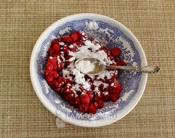 Присыпать ягоды крахмалом