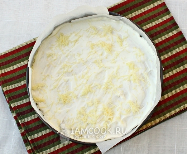 Посыпать запеканку сыром