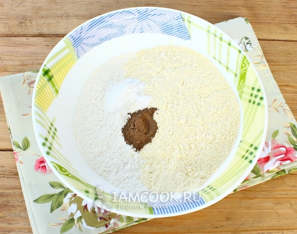 Смешать муку, корицу и разрыхлитель