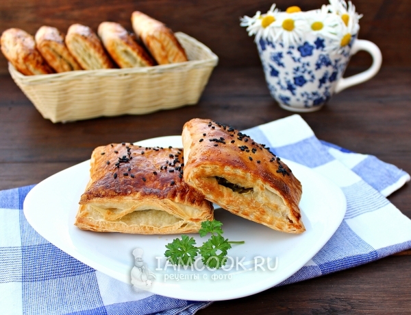 Рецепт пирожков с грибами из слоеного теста