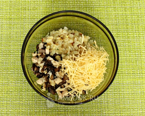 Соединить грибы с мясом, лук и сыр