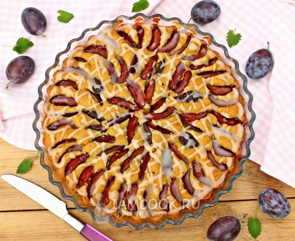 Рецепт пирога со сливами и сахарной глазурью